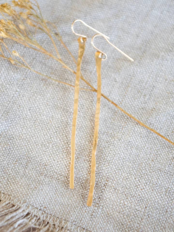 Gehamerde bar oorbellen voor wholesale door Amethyst & Ash