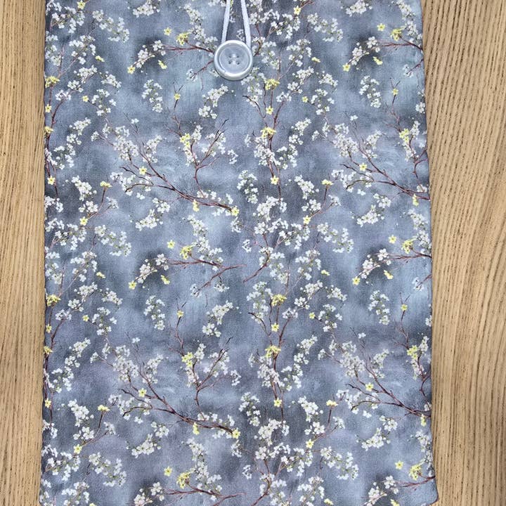 Housse de livre matelassée fleur d'amandier fond bleu acier pour la vente par laubelgo