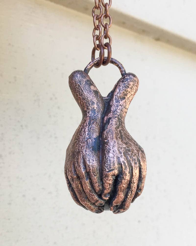 Glorious Healing Crystals - Venta al por mayor Collares con colgantes/abalorios - Colgante de manos curativas mágicas de labradorita esculpido a mano4