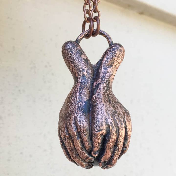 Glorious Healing Crystals - Venta al por mayor Collares con colgantes/abalorios - Colgante de manos curativas mágicas de labradorita esculpido a mano4