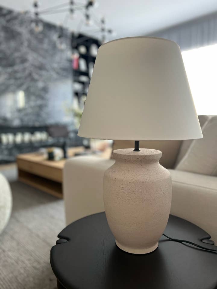 Lampe de table blanche élégante et moderne avec abat-jour en tissu pour la vente par Enoceramics