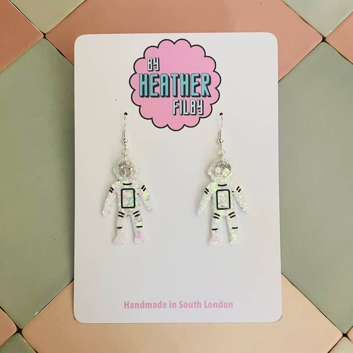 Glitzernde Harz-Ohrringe im Astronauten-Design für den Großhandel von By Heather Filby