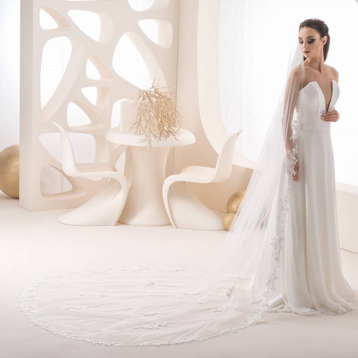 Handmade wedding veil for women with lace and crystals for wholesale by Bajabella