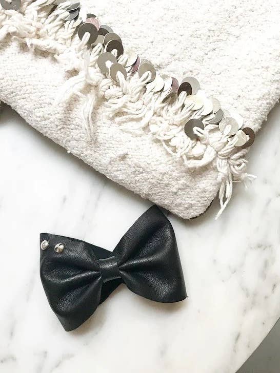 Schwarze Nietenmanschette für den Großhandel von Little Madame