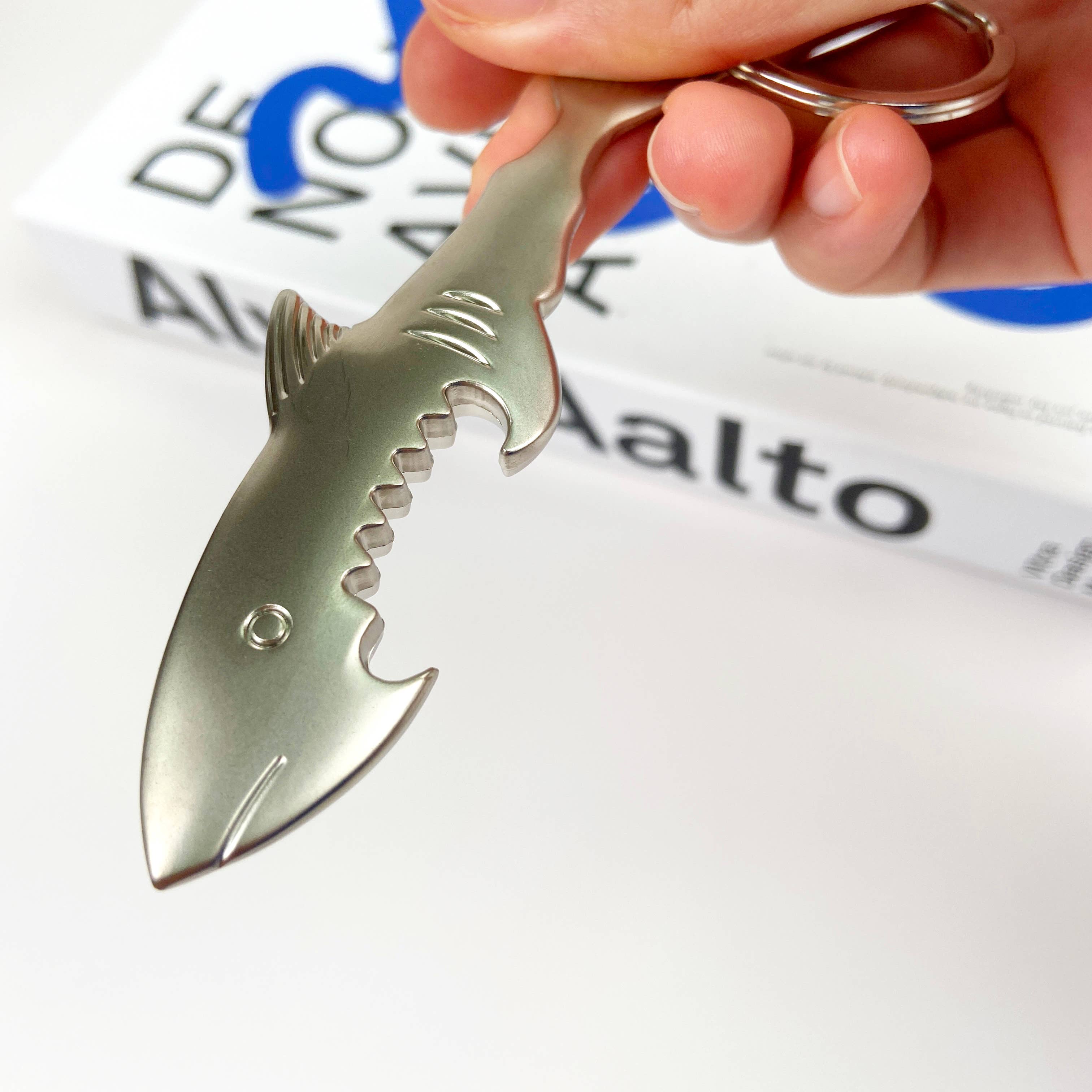 Prata Porta-chaves Abridor Cerveja Tubarão para venda a revendedores na Faire3