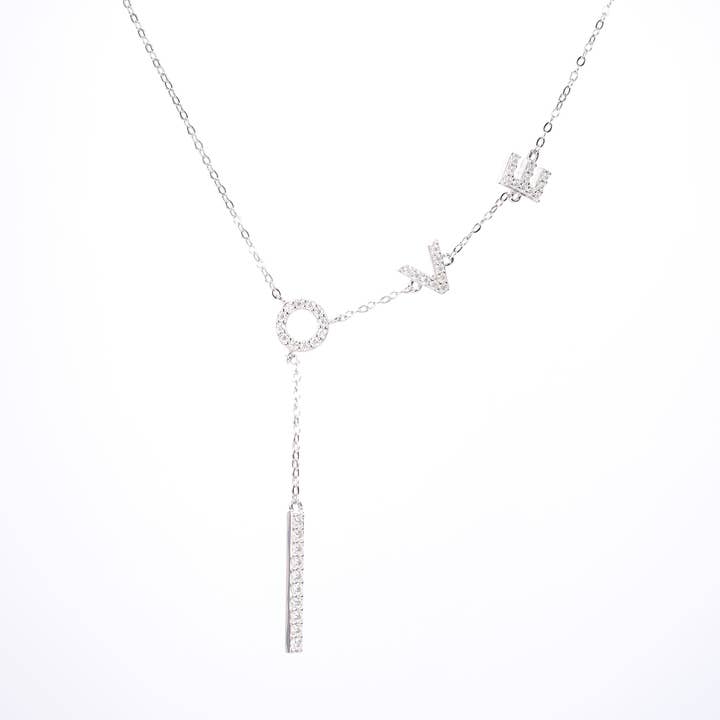 Collier à pendentif LOVE en moissanite 0,52 carats en argent 925, élégant serti à canaux pour la vente par Sparkile