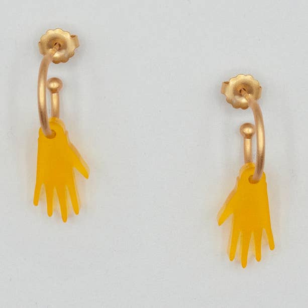 Brincos Mano Amarelos por atacado de Materia Rica ☀️