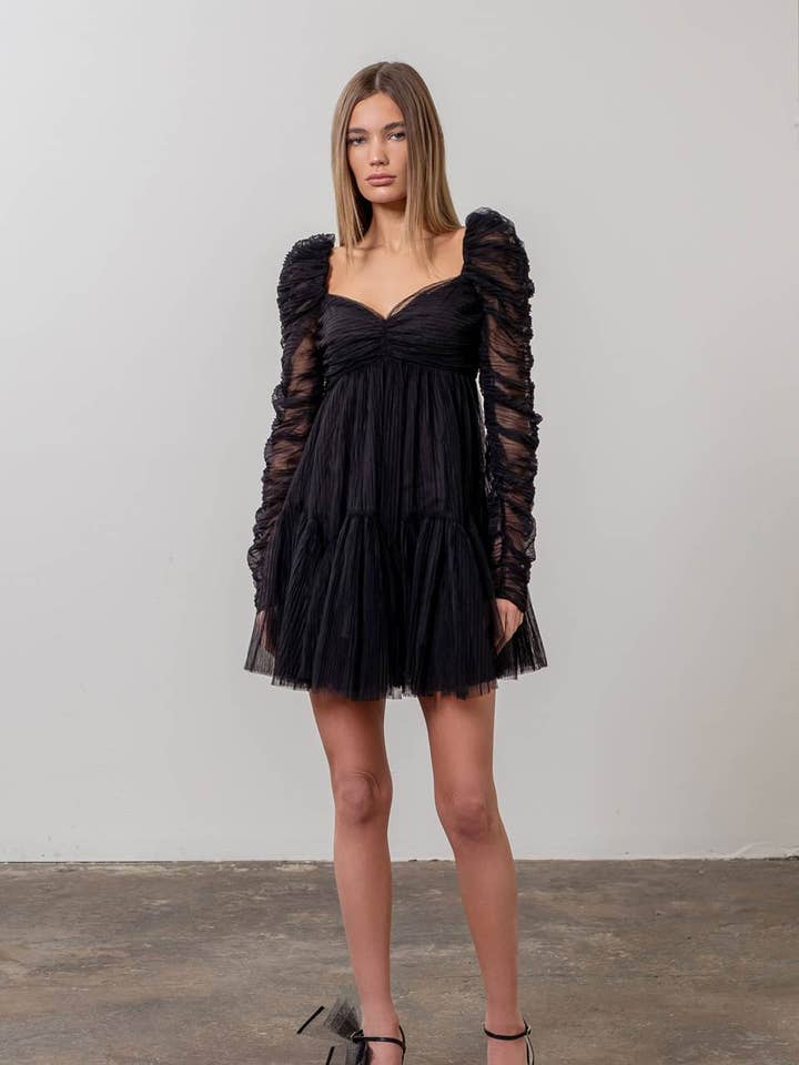 MINI-ROBE FRONCÉE À MANCHES LONGUES ET COL EN CŒUR pour la vente par Moon River