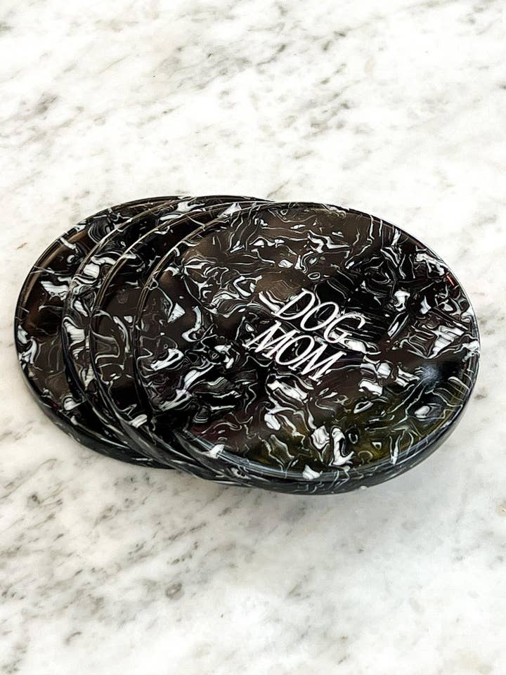 Sous-verre gravé en acrylique gaufré en marbre noir Dog Mom pour la vente par Shaya Pets