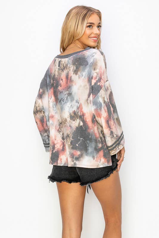 GRIGIO 10592LP405 - TOP PLUS SIZE CON SCOLLO A BARCHETTA E MANICHE A CAMPANA TIE-DYE in vendita all'ingrosso su Faire5