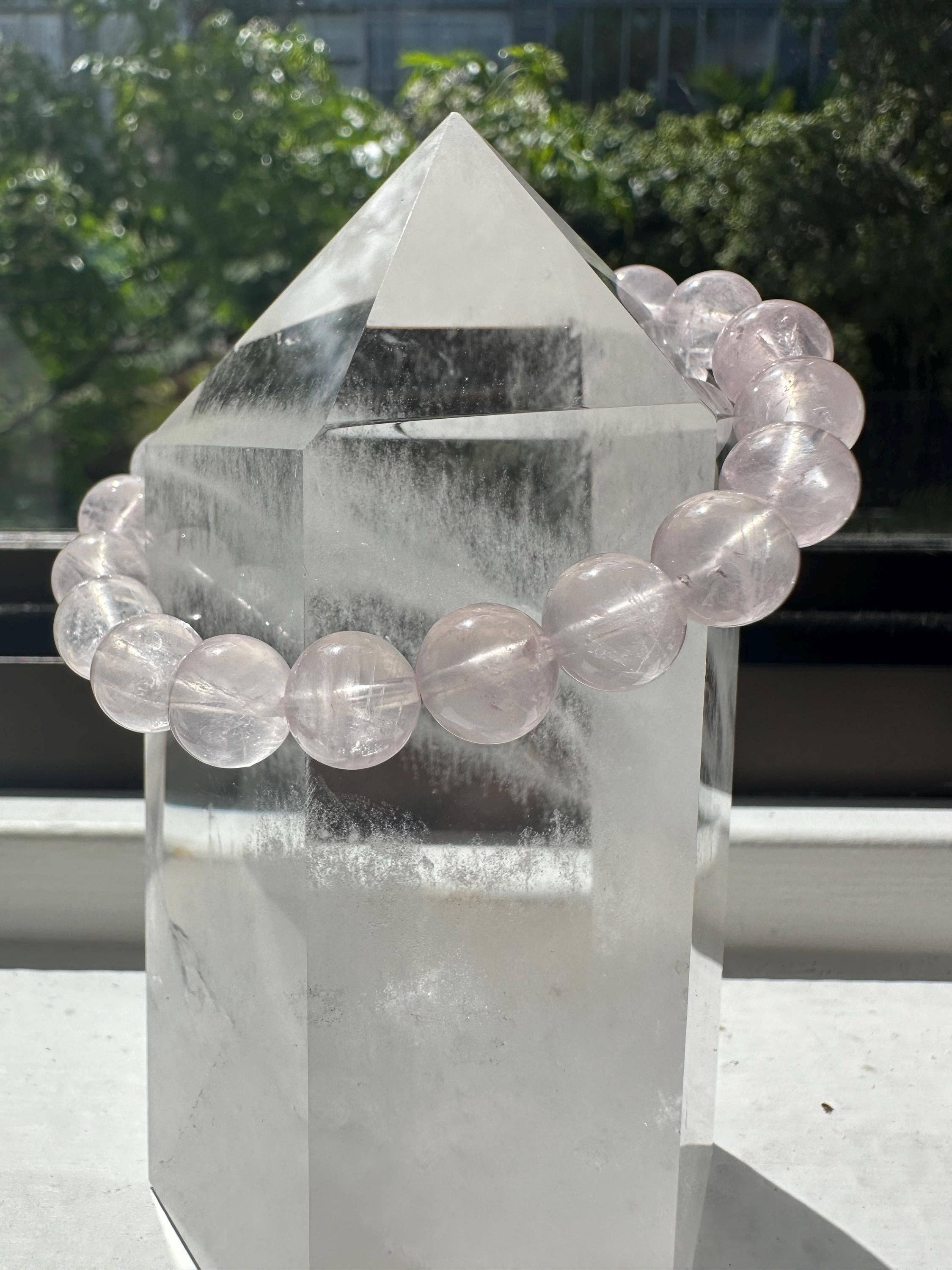 Moon Rituals – Großhandel Perlenarmband – Rosenquarz-Armband aus Mosambik — 8 mm Perlen mit 13 mm Kopfperle und 14 Karat vergoldeten Abstandsperlen8