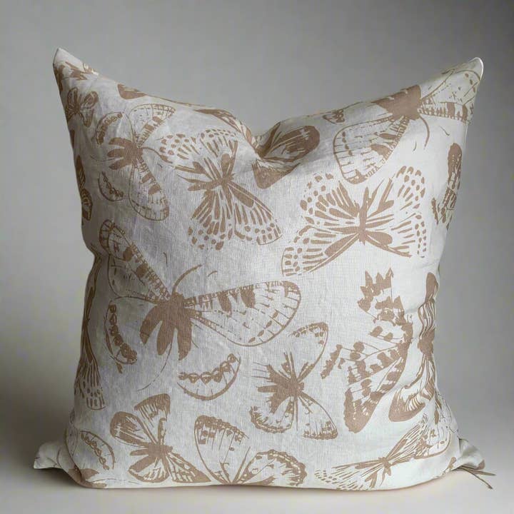 Housse de coussin en lin crème et moka à motif papillon pour la vente par Bobbie Broon Home