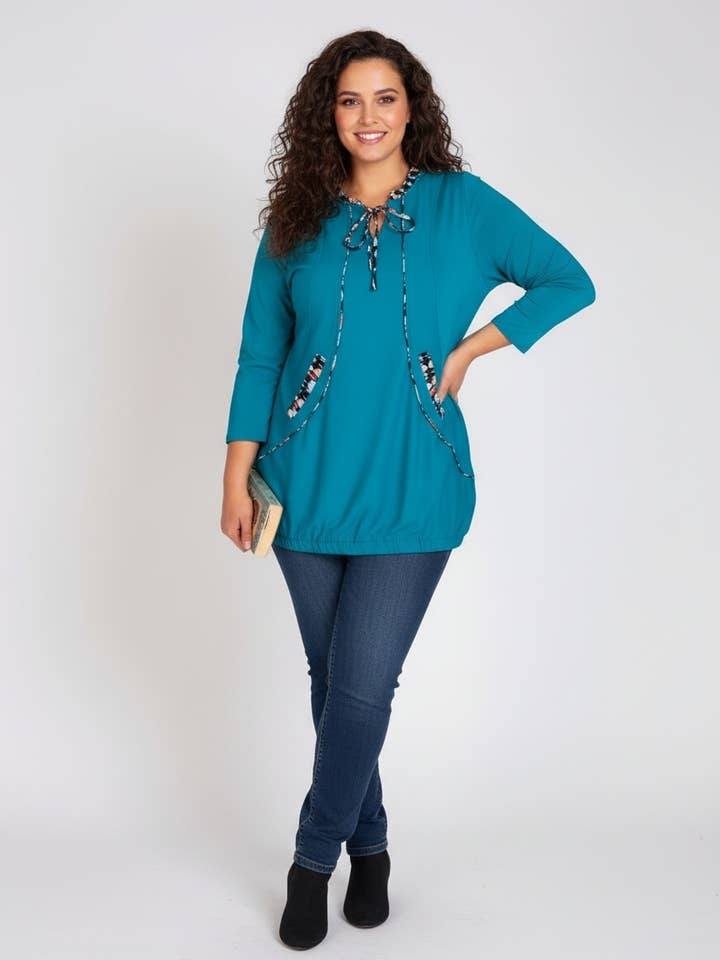 Blå tunika i stor storlek med blommiga ribbor (A559) för wholesale av Pomme Rouge Paris