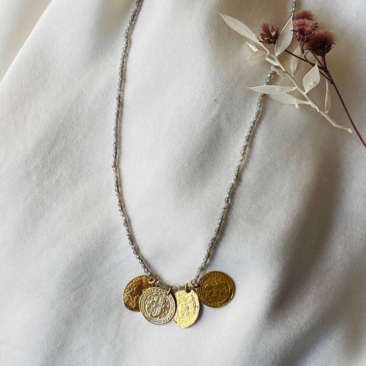 LOU JIM ketting met labradoriet, 18-karaats vergulde medailles (CLO10) voor wholesale door Sophie Deschamps Bijoux