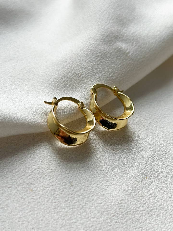 Pendientes de aro plegados chapados en oro de 18 quilates para venta al por mayor de Ellis Grey Jewellery