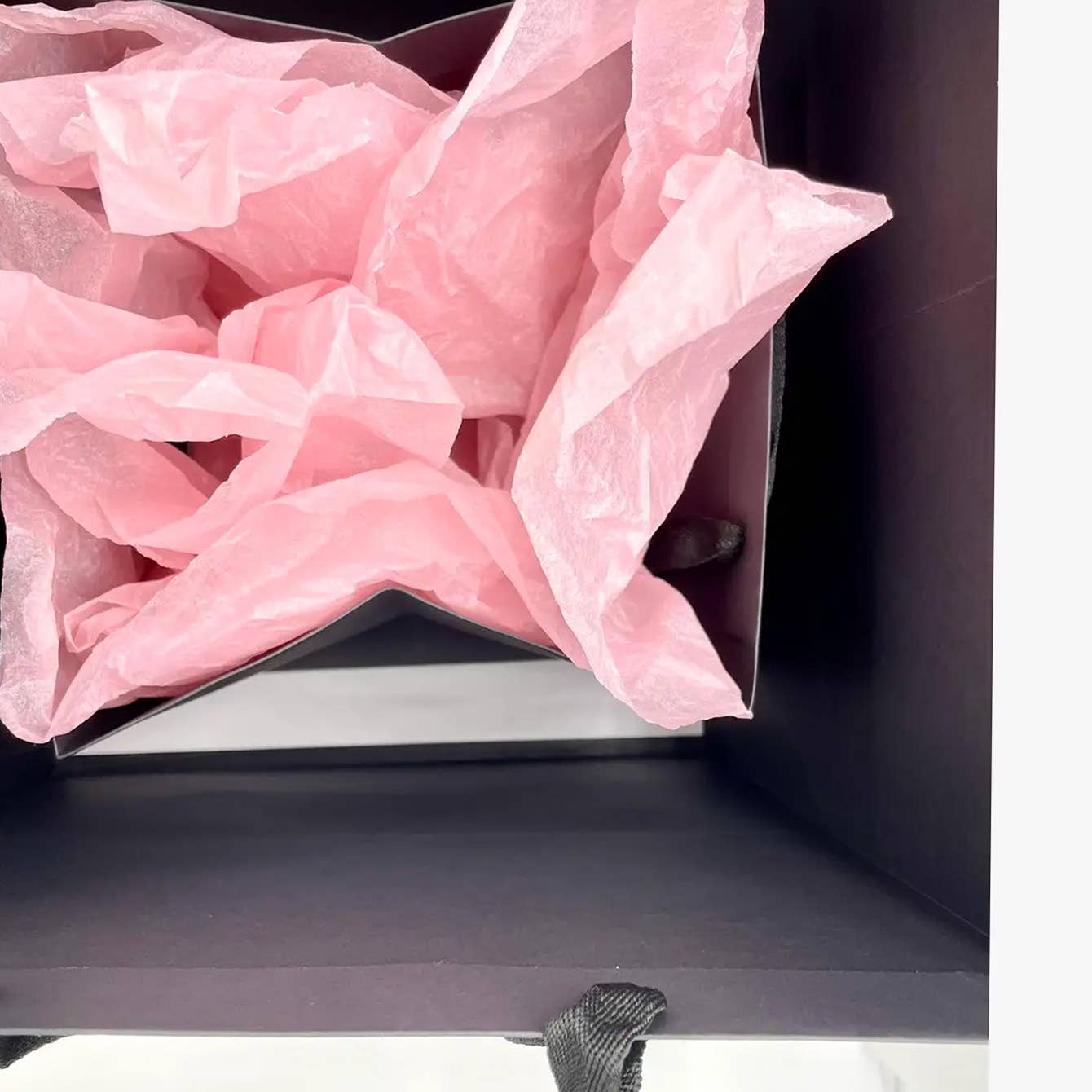 ByHome – Engroshandel Gavepose – Sort firkantet papirgavepose i bomuld med håndtag inkl. gratis silkepapir6