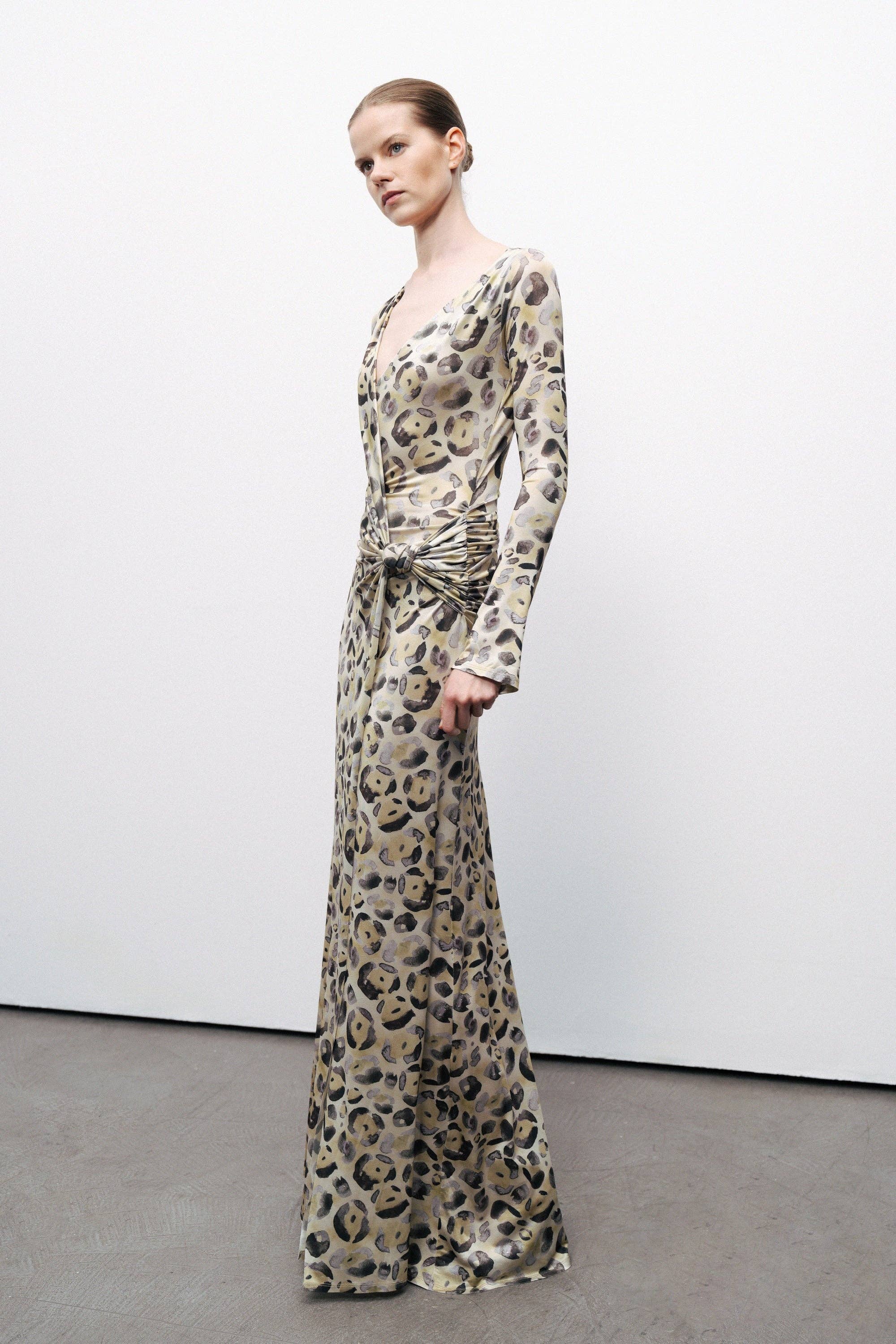 Variante Vestido maxi com detalhe torcido para venda a revendedores na Faire2