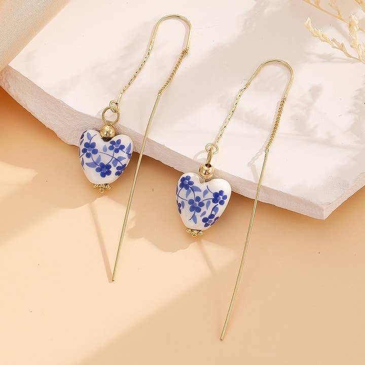 bleu Boucle d'oreille pendante cœur en porcelaine bleue et blanche avec chaîne dorée élégante en vente sur Faire4