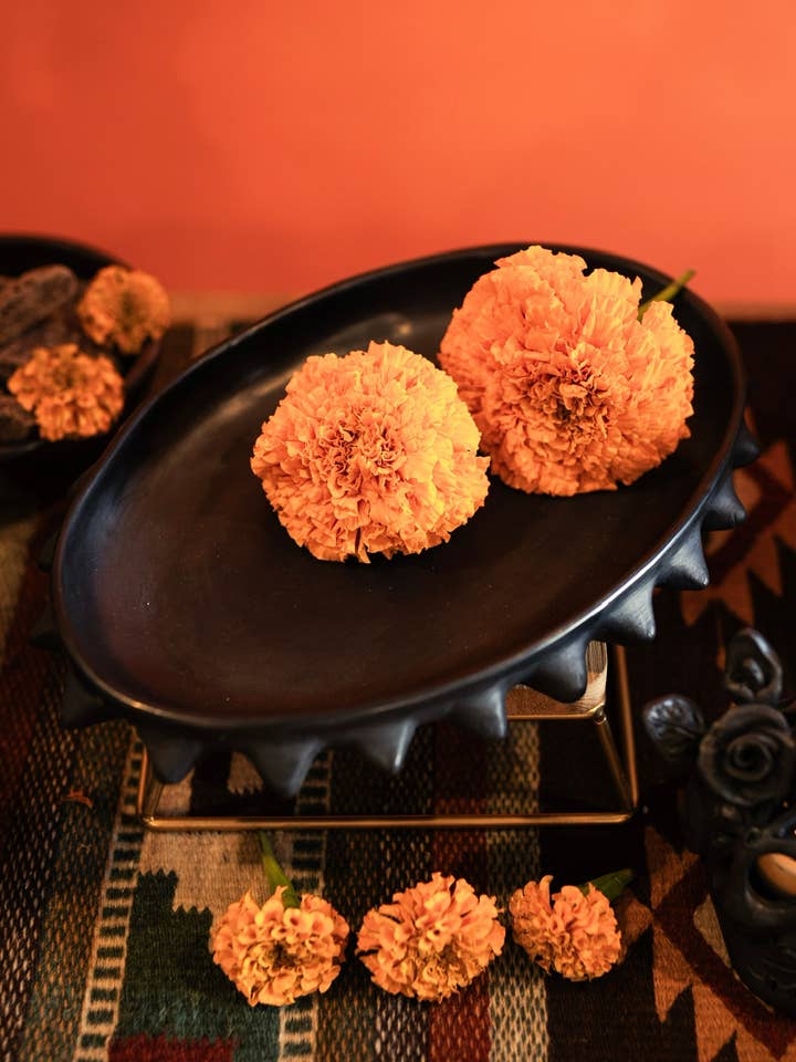 Assiette/plateau ovale préhispanique Oaxacan Coyotepec pour la vente par The Zapotec Weavers