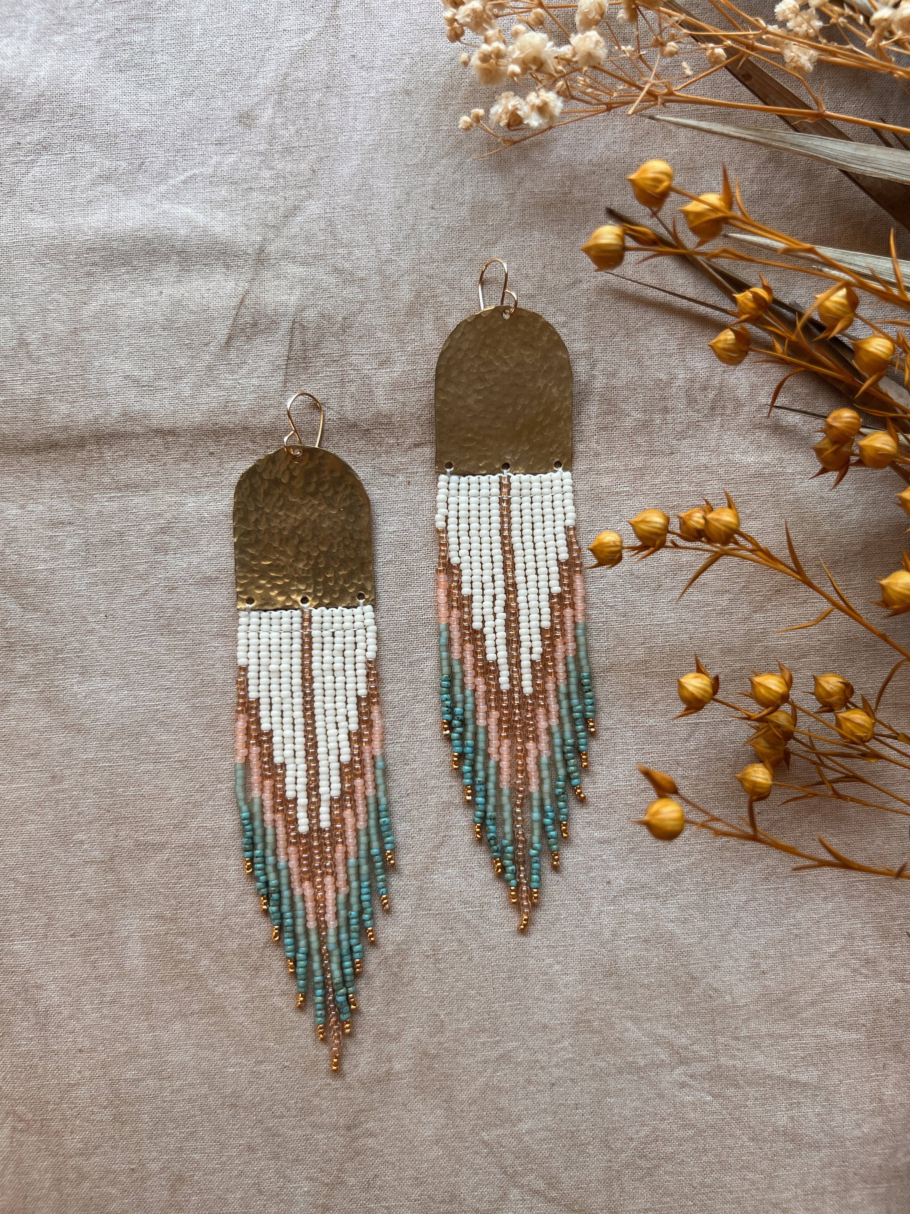 Stone & Sky – wholesale Hängande örhängen – Golden Hour-set i turkos med handvävda pärlor1