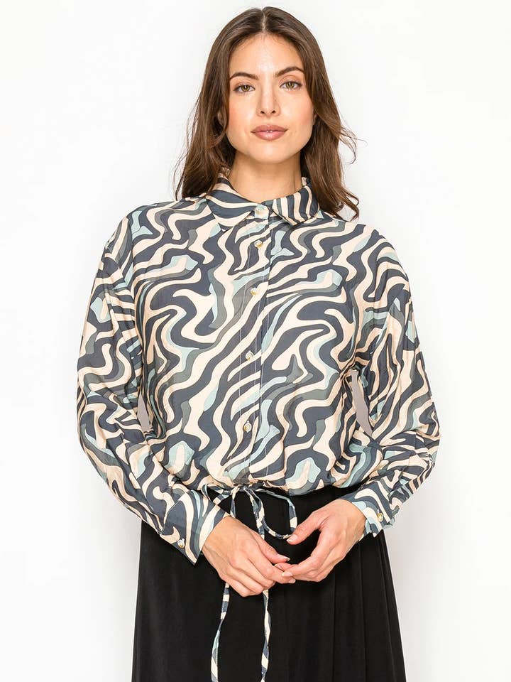 Blouse bleu marine à motif abstrait et taille nouée pour la vente par Yal New York