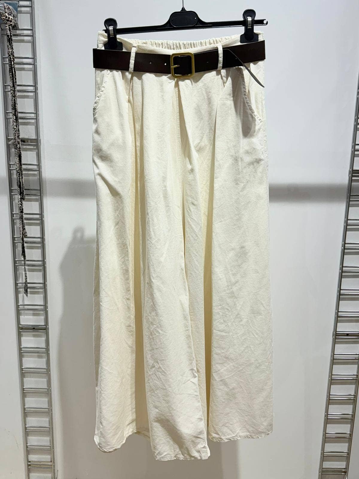 NOELINE - Venta al por mayor Pantalones - Mujer - Pantalones de terciopelo plisados con cinturón 305229