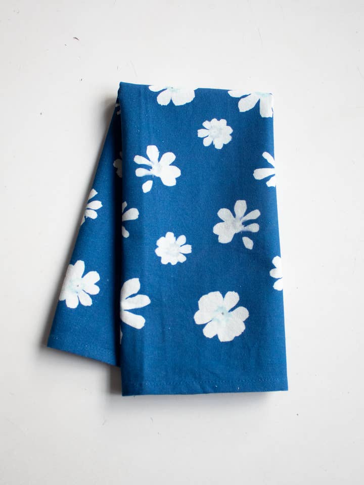 Torchon de cuisine à fleurs cyanotype pour la vente par Laila Textiles