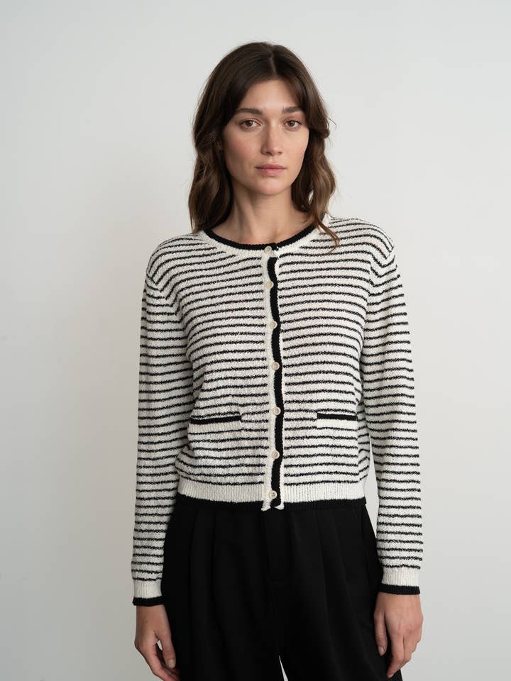 GESTREIFTE STRICKJACKE MIT KNOPFLEISTE UND TASCHEN für den Großhandel von ELLE GREY