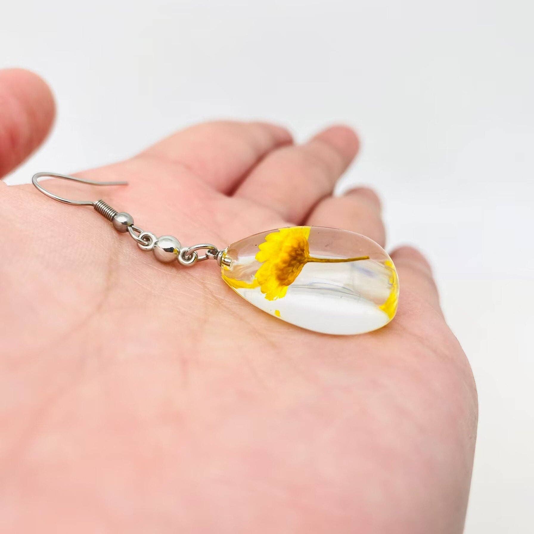 Mio Queena - Vente Boucles d'oreilles pendantes - Boucles d'oreilles pendantes transparentes en forme de goutte en chrysanthème - PDF7