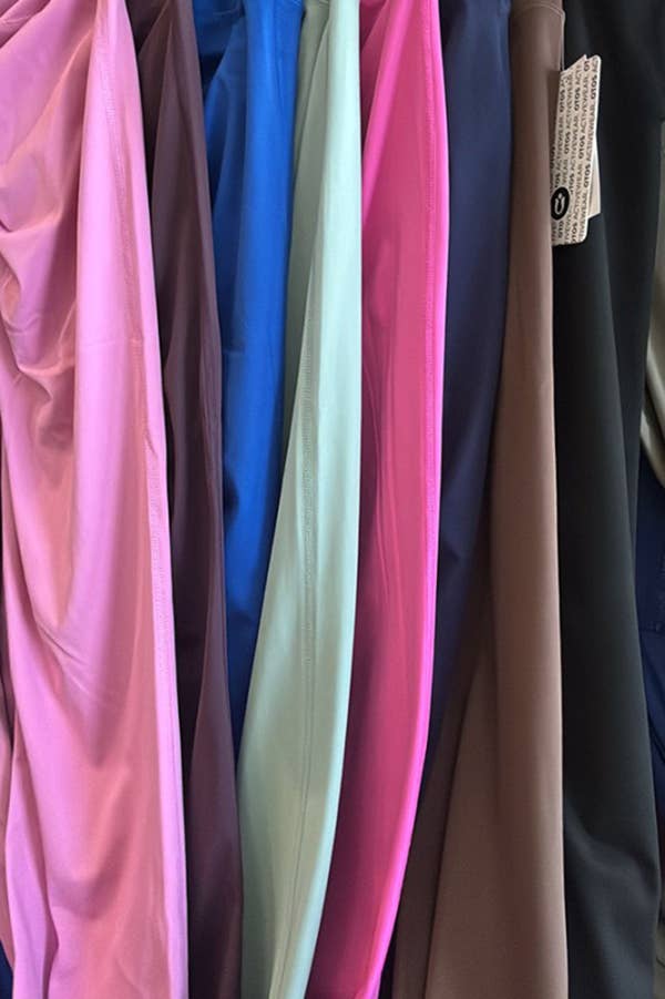 Color 5 – Conjunto de desporto – Mulher por atacado – Calça flare premium para yoga com cós elástico e efeito franzido no bumbum16