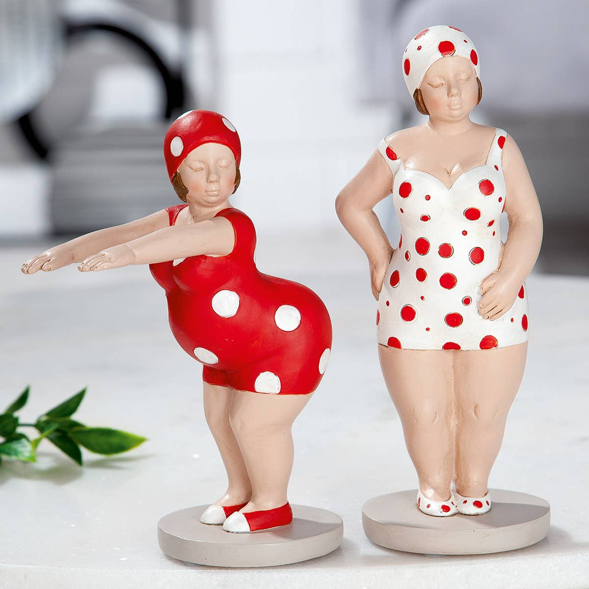 Gilde Handwerk Macrander GmbH & Co. KG - Wholesale Decorative Figurine - Poly figure “Becky” red/white VE 4 so1