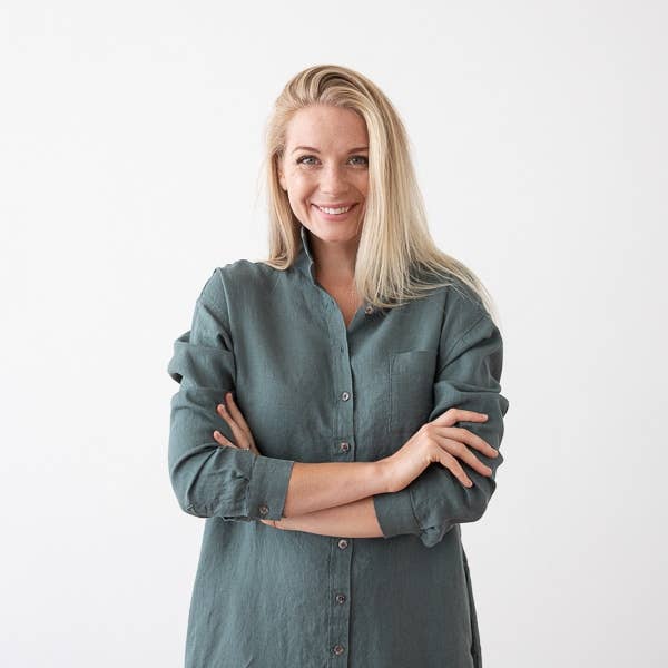 LinenMe – Vestido - Mulher por atacado – Vestido Camisa Linho Bálsamo Verde Paula, altura dos joelhos4