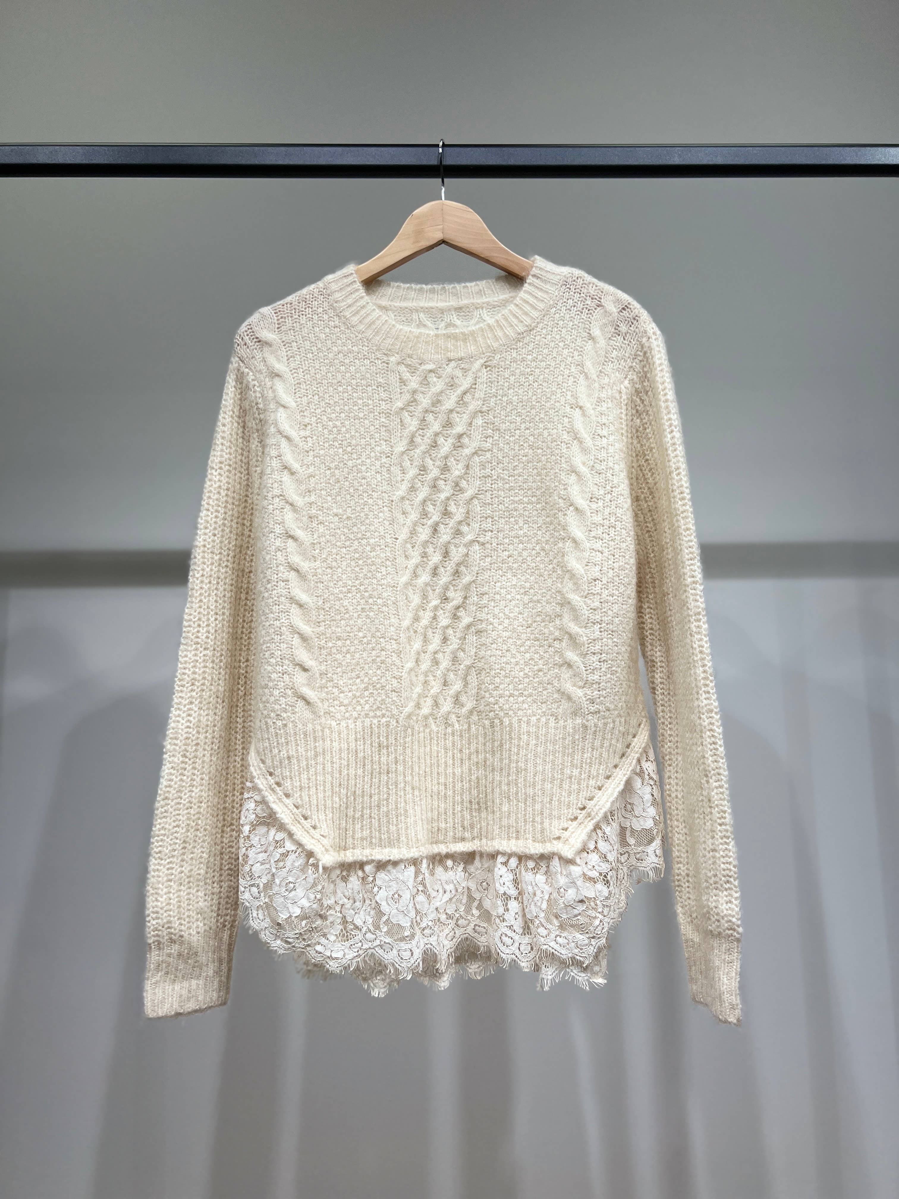 L'Emotion – wholesale Pullovertröja - Dam – Flätstickad tröja med lager-på-lager-effekt och spetsvolanger7