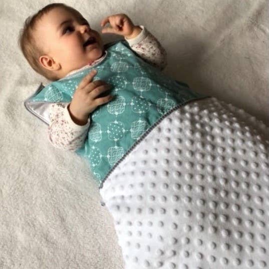 Gigoteuse nuage Trègle vert d'eau pour la vente par Eugénie Design