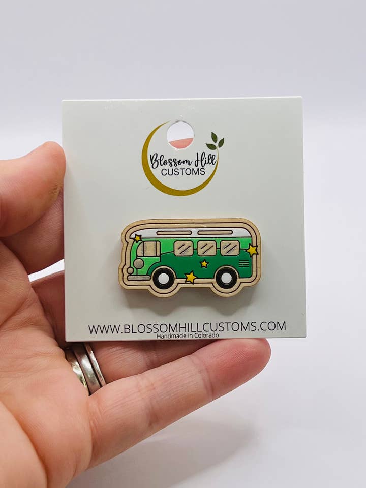 Pin's en bois peint VW Bus pour la vente par Blossom Hill Customs