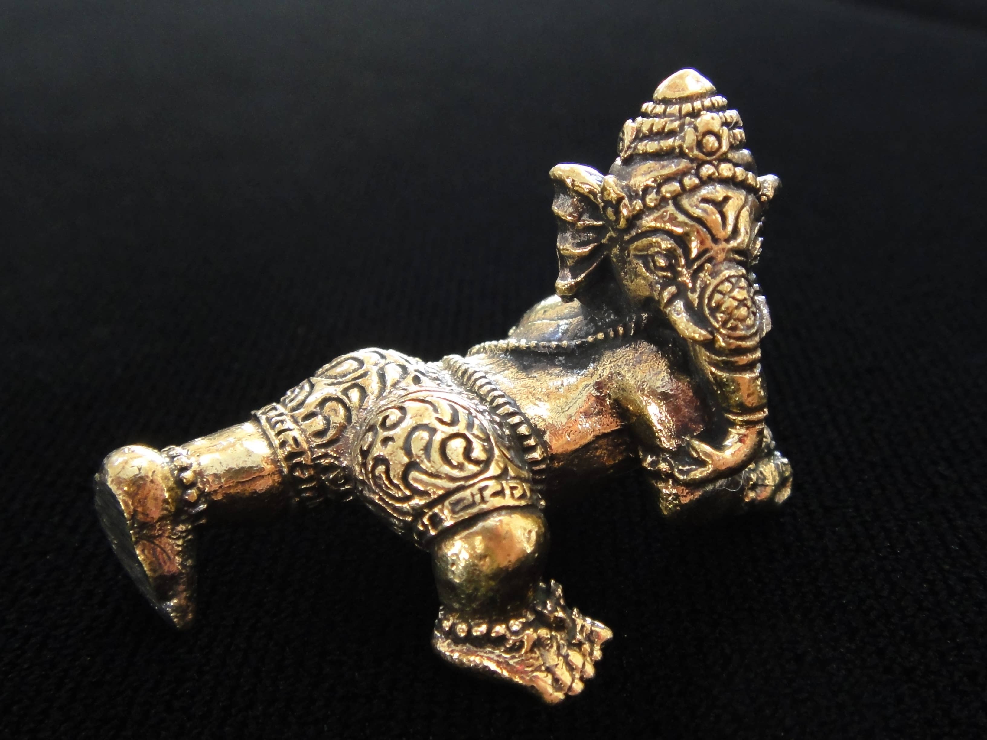 Tika – wholesale Decorative figurine – Brass Deity Statuette -Small-Crawling Ganesh1