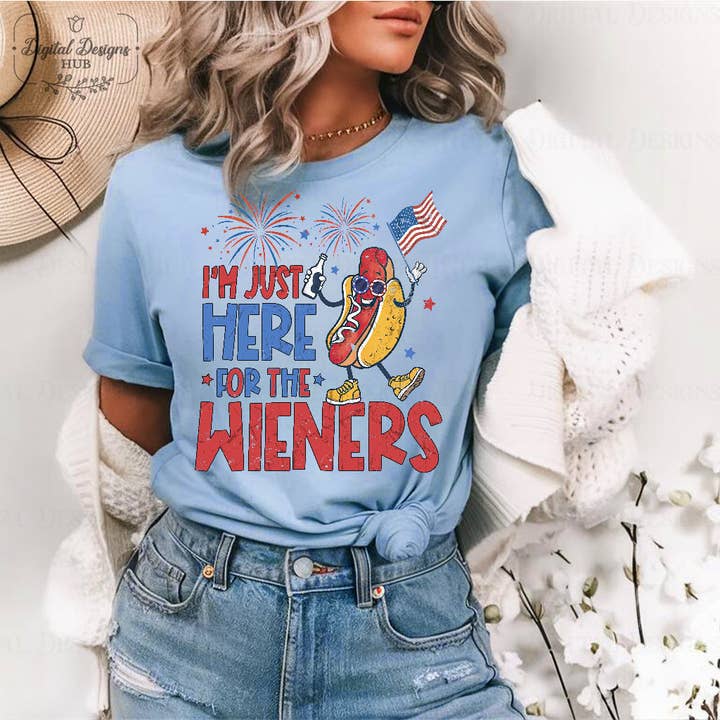 NVC Ecommerce LLC – T-shirt gráfica - Mulher por atacado – Camisa Just Aqui For The Wienergs, 4 de Julho Funny Hot Dog