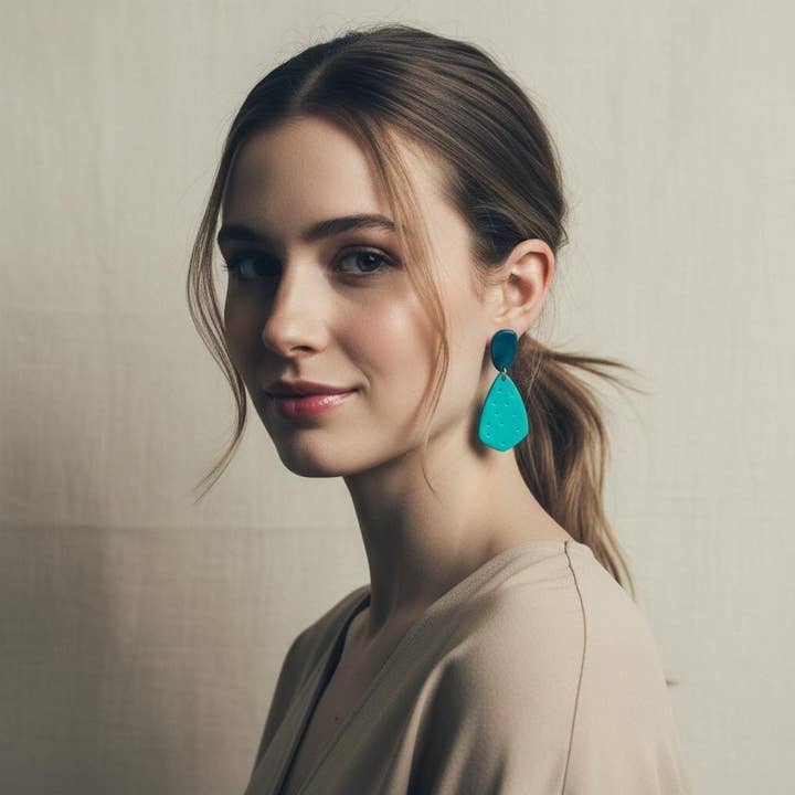 Boucles d'oreilles bicolores bleues faites à la main, à tige ou à clip pour la vente par Sassy Sacha Jewelry