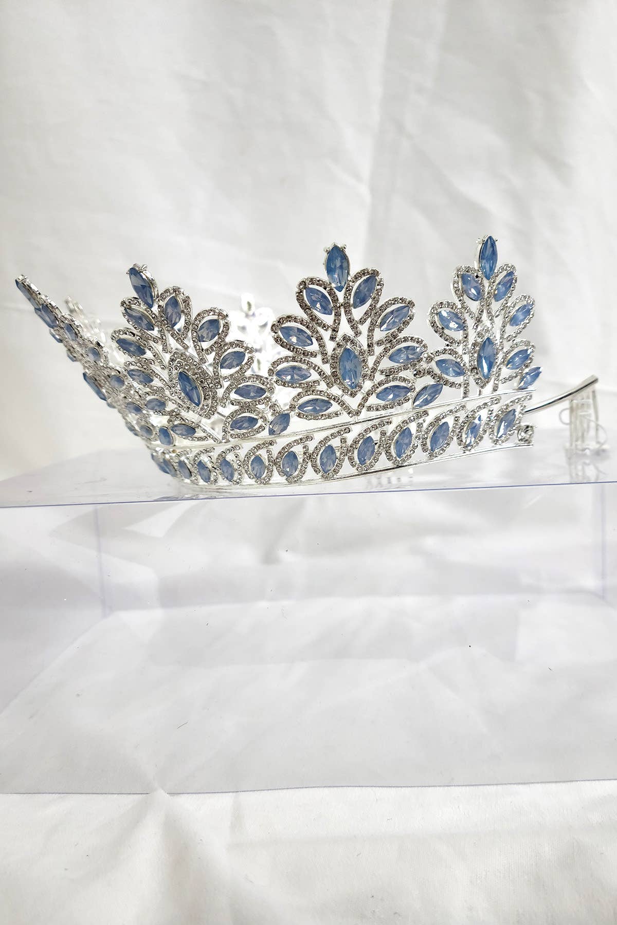 Chicas - Wholesale Tiara - Women's - One Size Fits All Metal Tiara With Rhinestones. HT93712