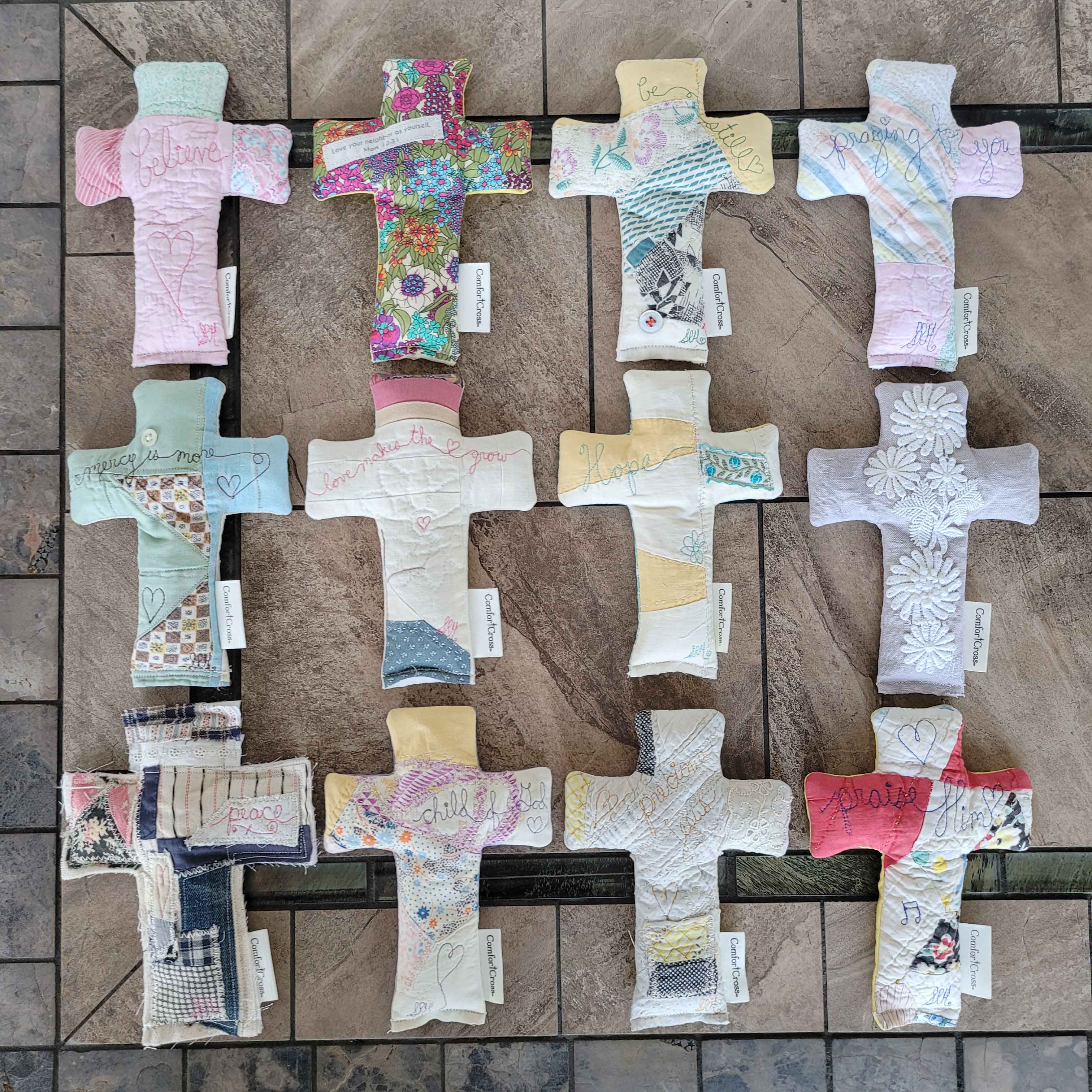 Spring Renee Designs / Comfort Cross - Venta al por mayor Cruz de pared - Cruz de oración acolchada muy desgastada, frases y colores para el día a día1