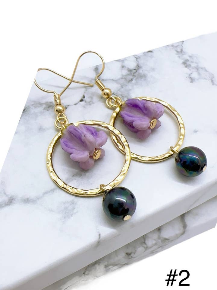 Orecchino d'oro Hamilton con fiore di corona color viola scuro per la vendita all'ingrosso da parte di Anela's Jewelry