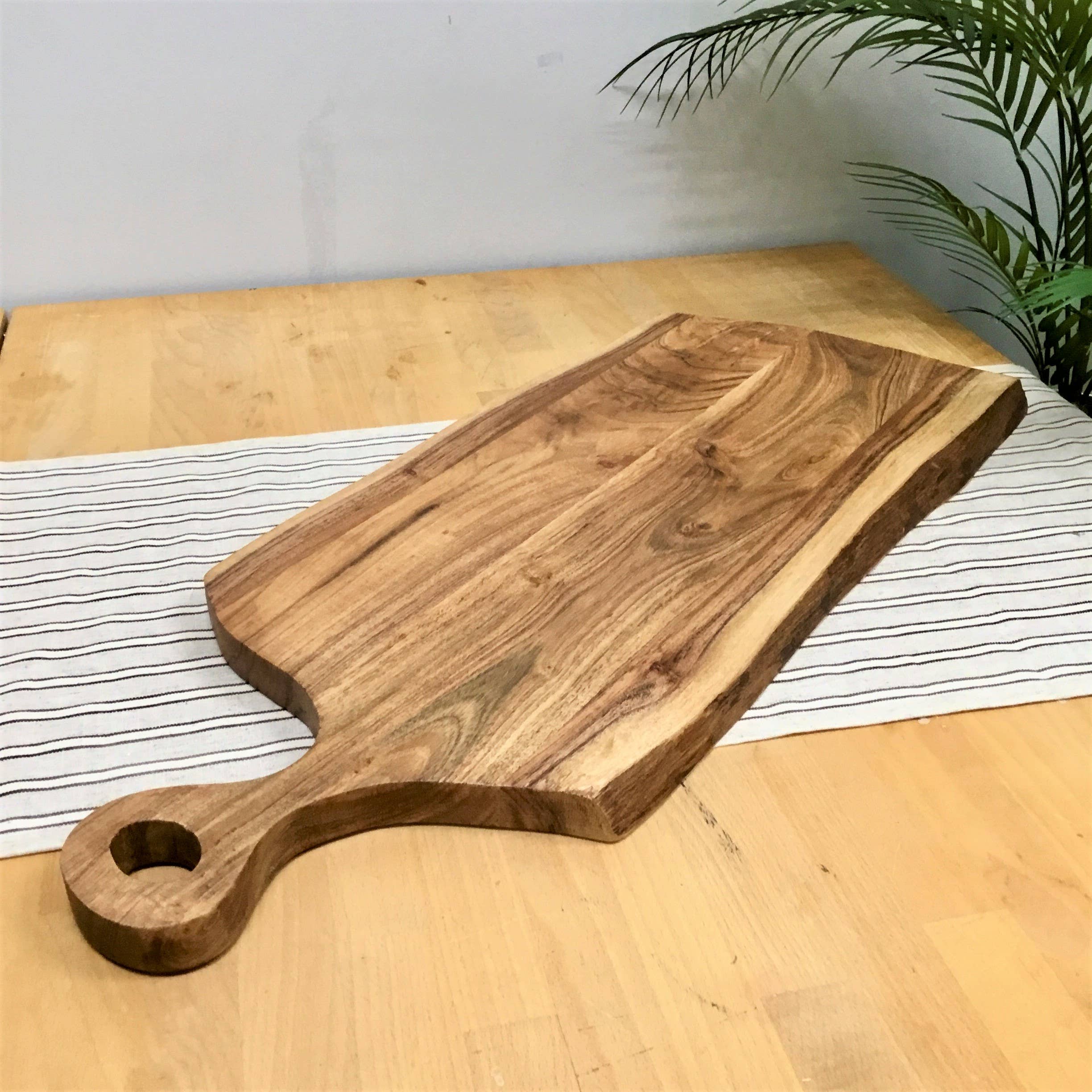 India Handicrafts Inc - Vente Planche à découper - Planche à découper en bois à bord naturel avec poignée - 27"6
