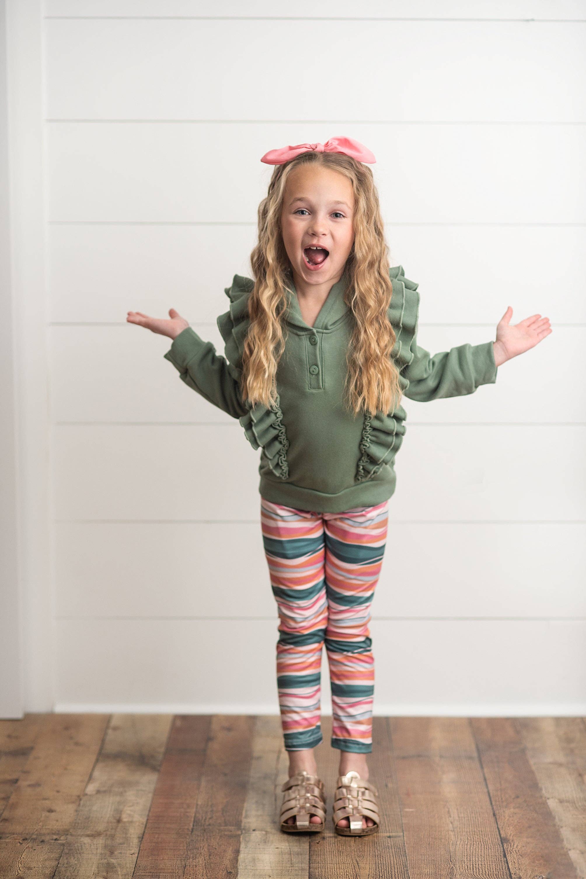 Oopsie Daisy - Vente Ensemble haut et legging – enfant - Ensemble de leggings à capuche et à rayures à double boutonnage à volants Sage pour enfants3