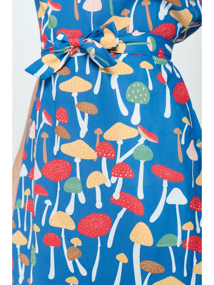 SM WARDROBE - Wholesale Jurk - Dames - VINTAGE GEÏNSPIREERDE JURK MET CHAMPIGNONPRINT TAILLE STROP6