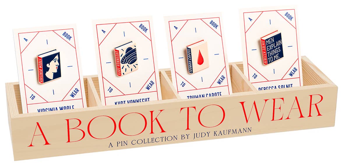 Judy Kaufmann – Großhandel Verkaufsdisplay – Schreiben & Schenken – Holzdisplay mit vier Fächern zur Ausstellung von Pins – Art Spiegelman & George Orwell Enamel Pins für Buchhandlungen1