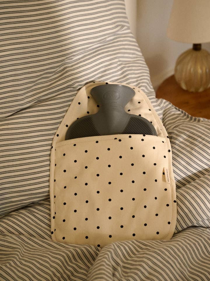 Funda para bolsa de agua caliente con lunares negros sobre color crudo para venta al por mayor de moshi moshi mind