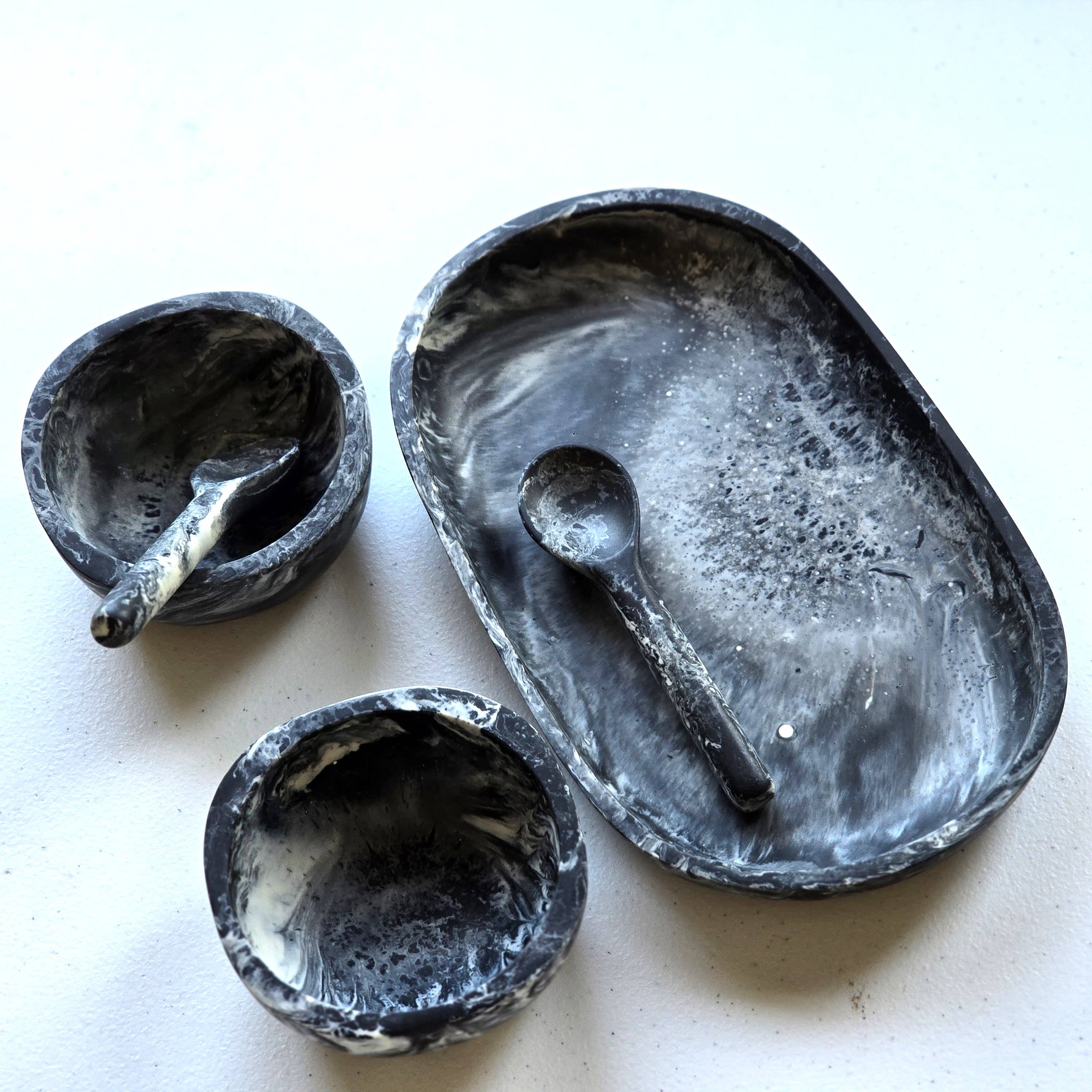 Gibb & Daan – Engroshandel Serveringsbakke – Lille serveringsbakke med 2 skåle og skeer - Håndhældt harpiks25