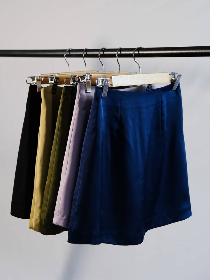 Gonna mini in seta di Firenze per la vendita all'ingrosso da parte di All Bodies