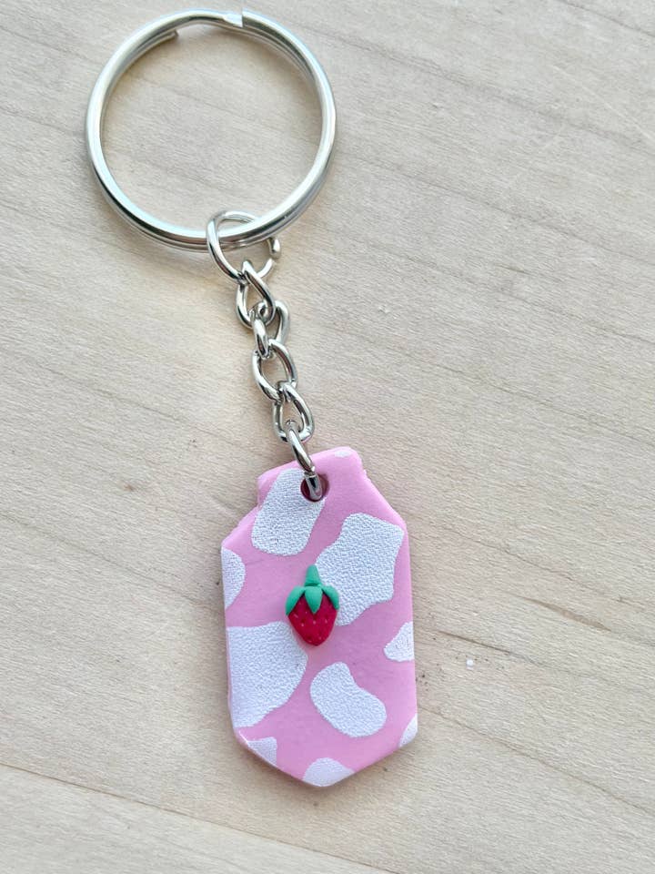 Jordgubbe mjölk nyckelring för wholesale av Cozy Clay LLC