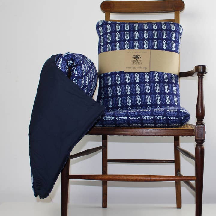 Coussins Secret - Bleu et blanc - Blue Stem pour la vente par Secret Projects